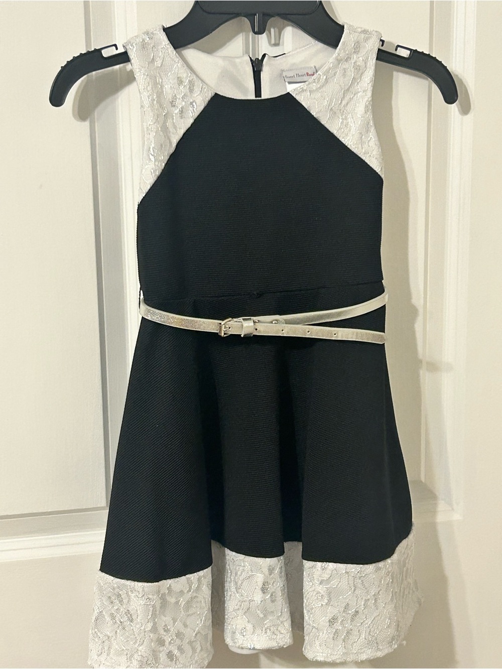 Size 5 little girls Black and White Lace Trim Party Dress with Metallic Bel - Picture 2 of 2